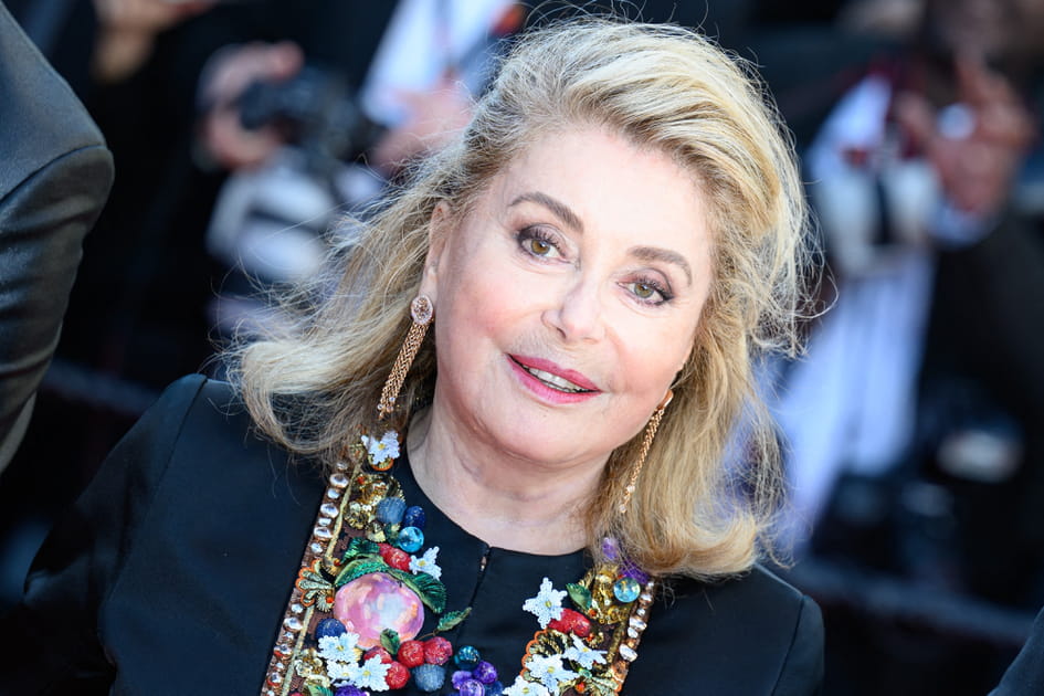 La coiffure chic de Catherine Deneuve