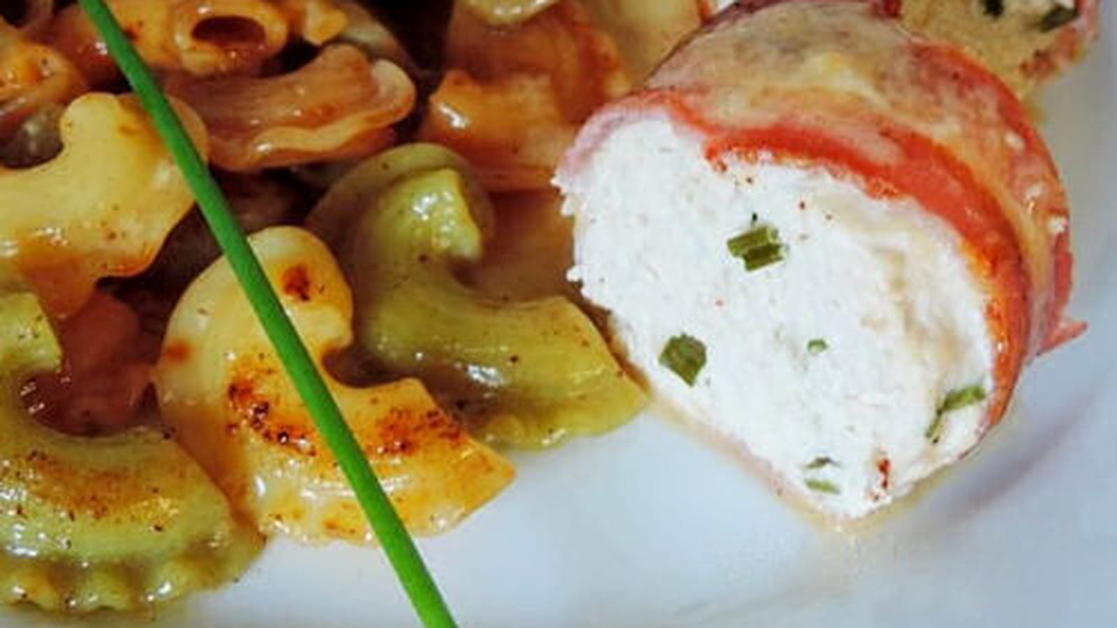 Mousse de poulet bardée de fines tranches de lard accompagnée d'une sauce au soumaintrain