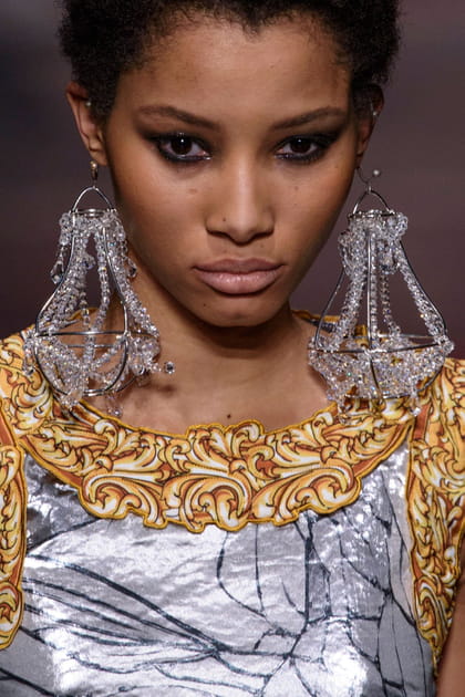 Les boucles d'oreilles chandeliers du d&eacute;fil&eacute; Moschino