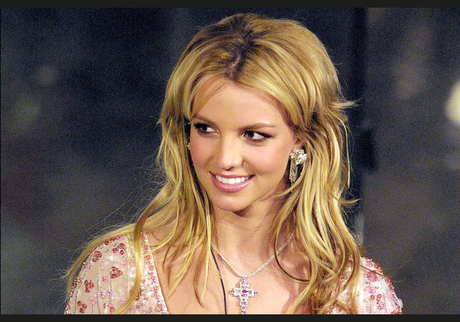 Les cheveux bomb&eacute;s de Britney Spears
