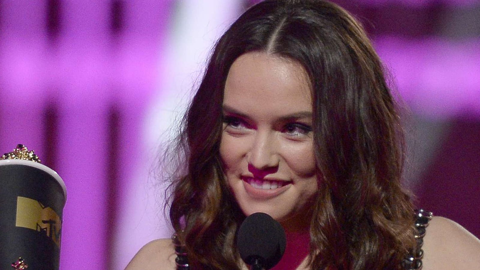 Daisy Ridley, cheveux longs