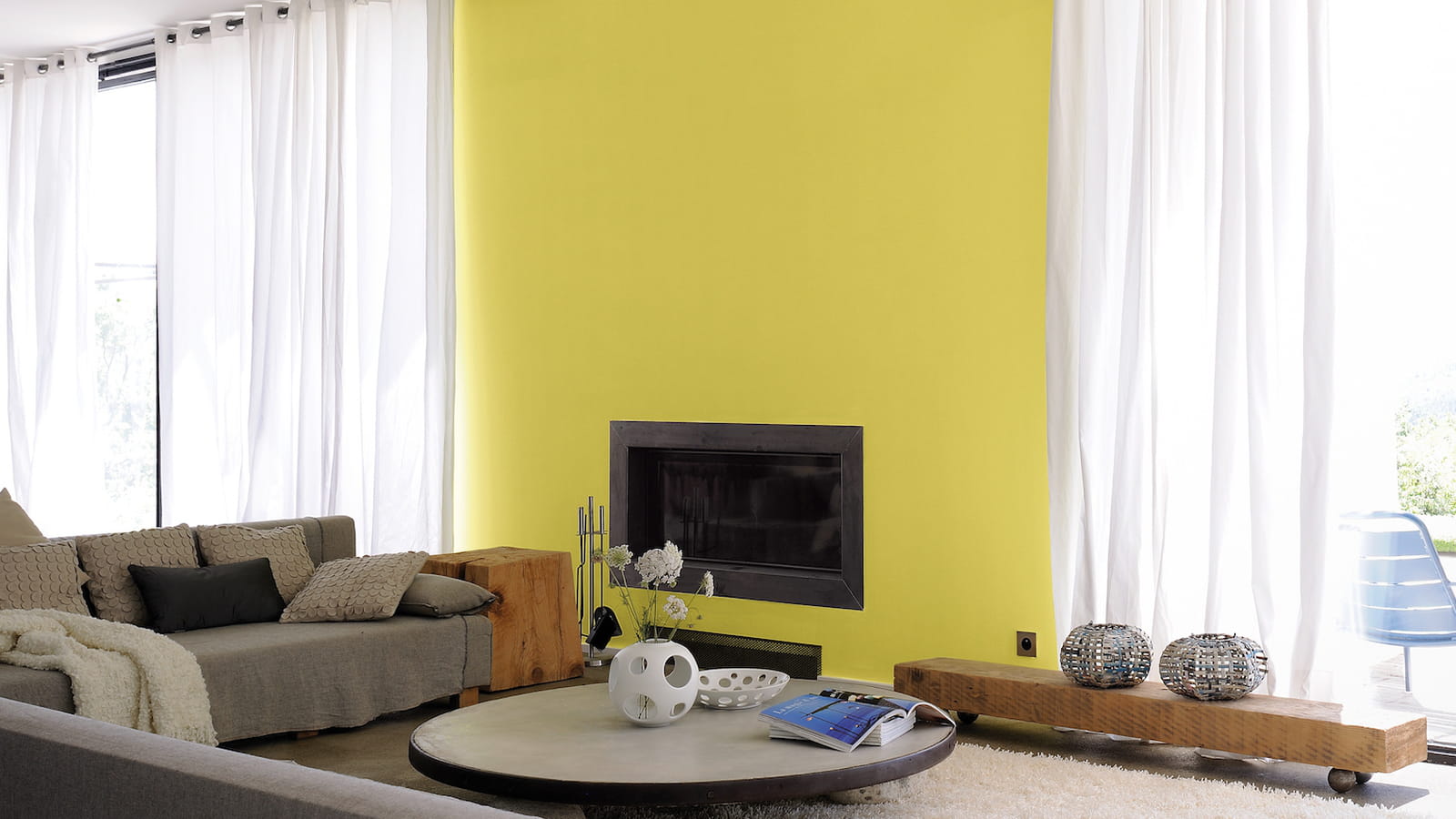 Salon jaune lumineux
