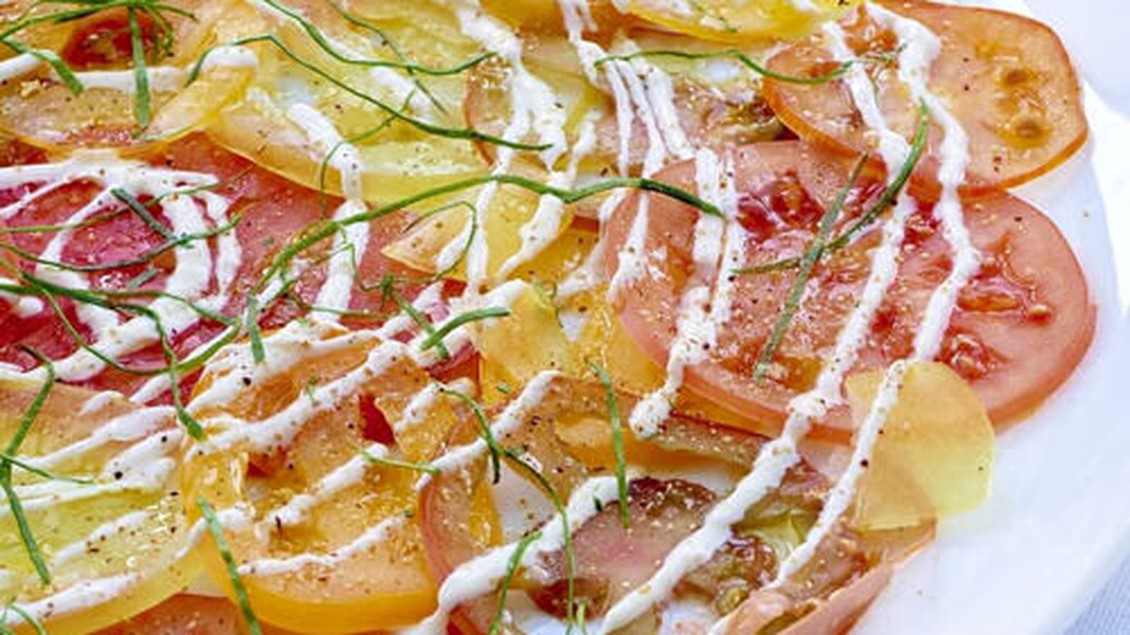 Carpaccio de tomates, crème fraîche aux quatre épices et oseille
