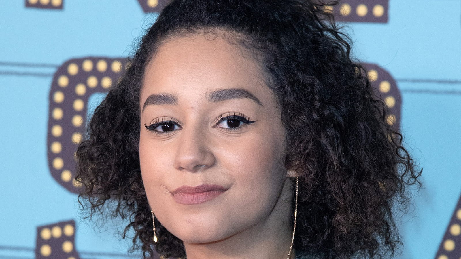 Léna Mahfouf, avec un carré