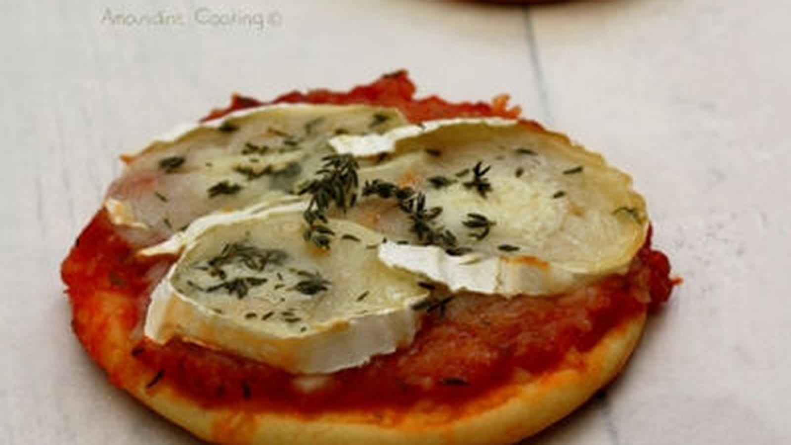 Petites pizzas au chèvre, miel et thym  
