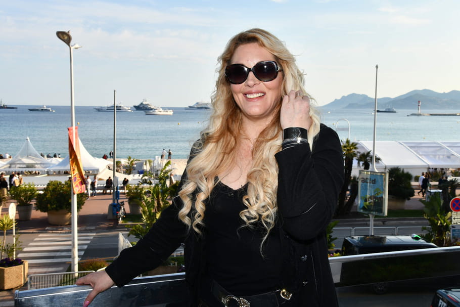 Loana, de retour en culotte et décolleté : "J'adore cette photo de moi"