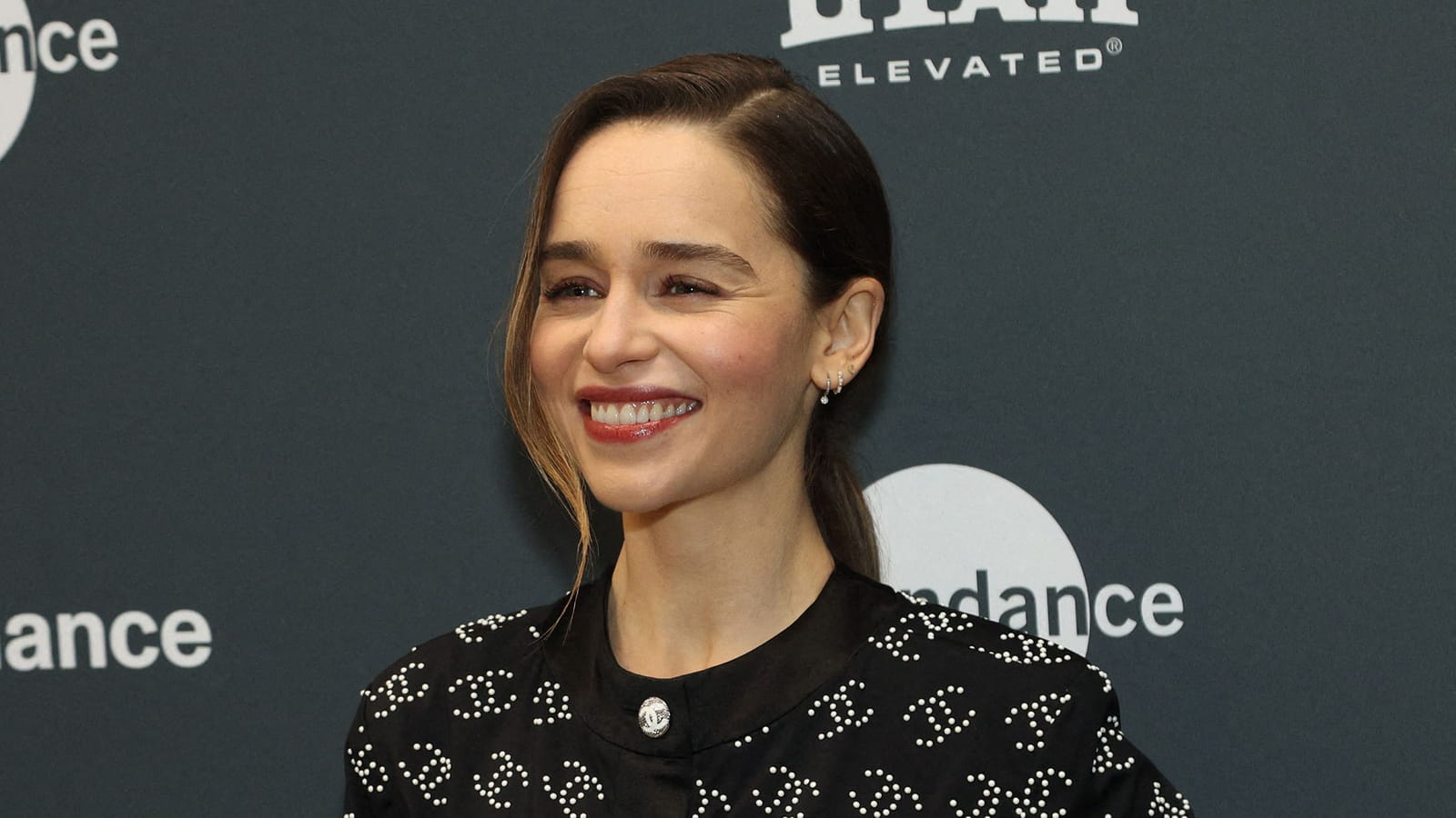 Emilia Clarke, avec ses longs cheveux bruns