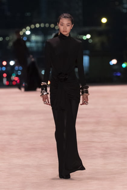 Look 34&nbsp;du d&eacute;fil&eacute; Saint Laurent