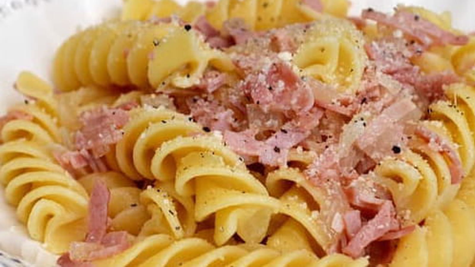 Pâtes "fusillone" au jambon grillé, vin blanc et oignons fondants
