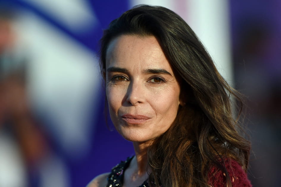 Les cheveux bruns naturels d'Elodie Bouchez