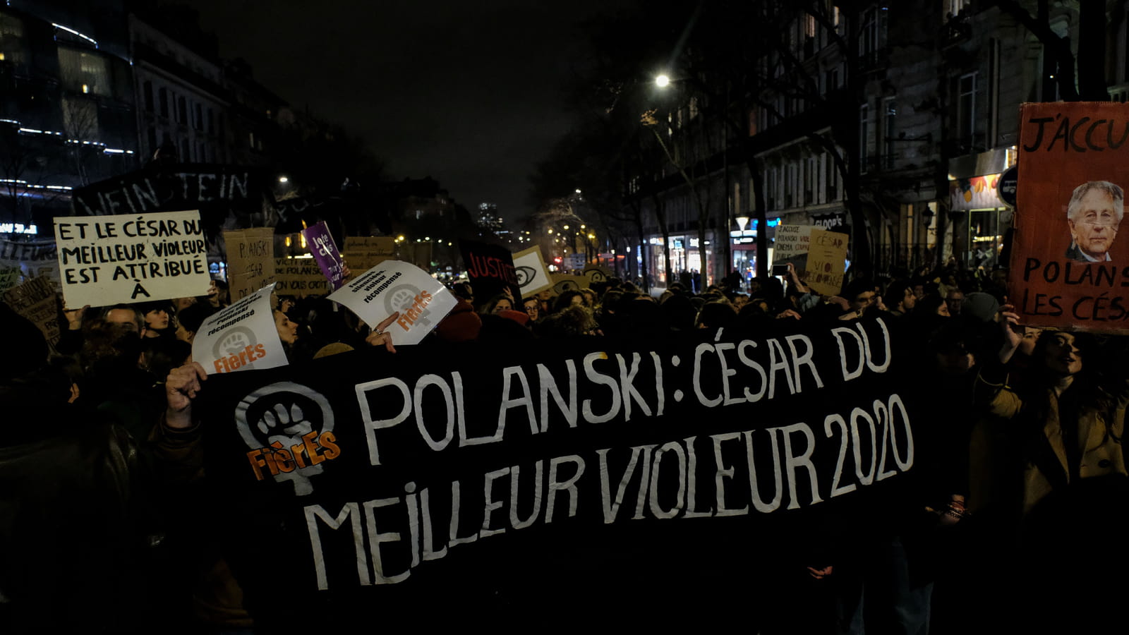 Les féministes rugissent à l'extérieur