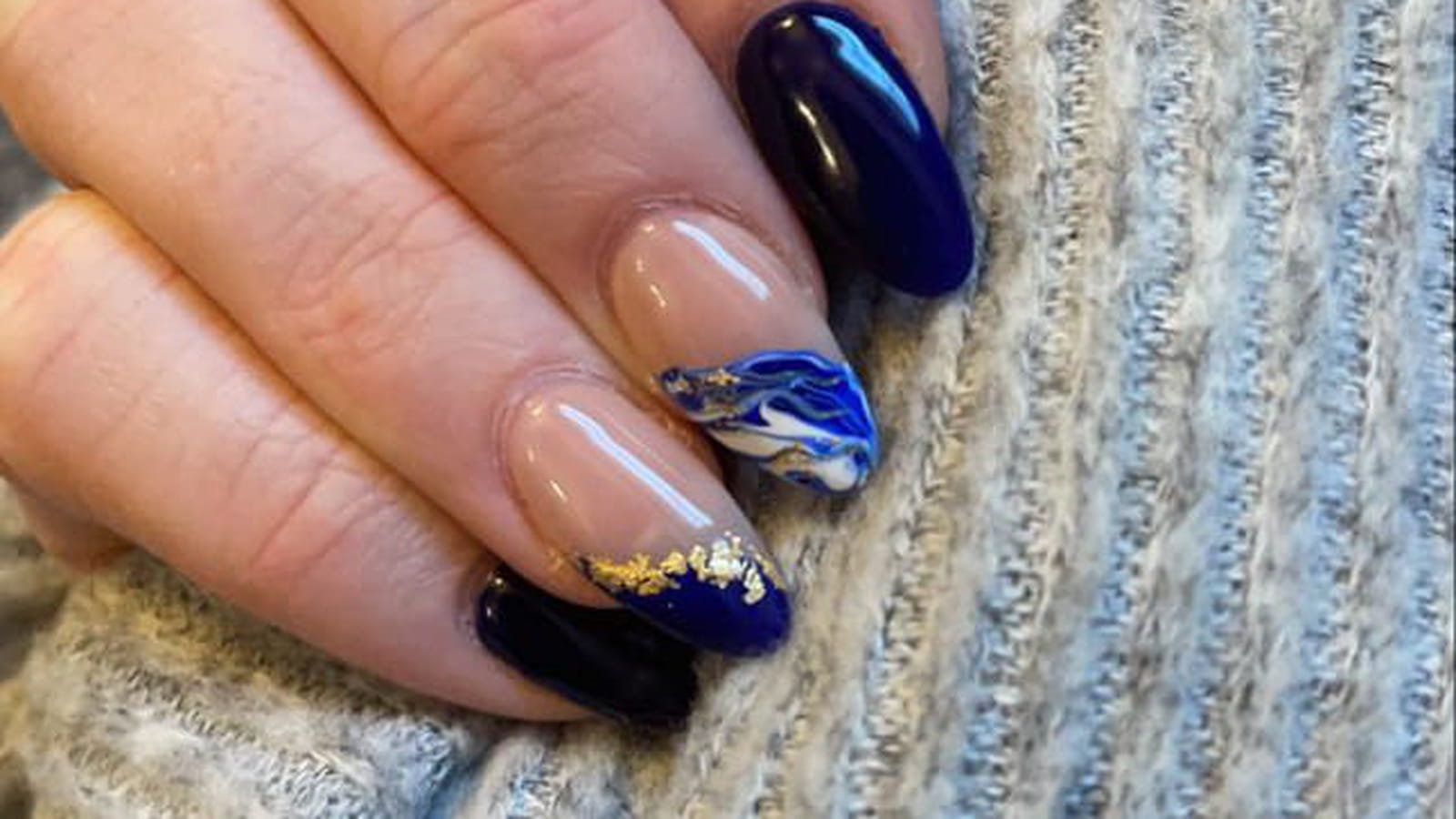 Nail art bleu marine 