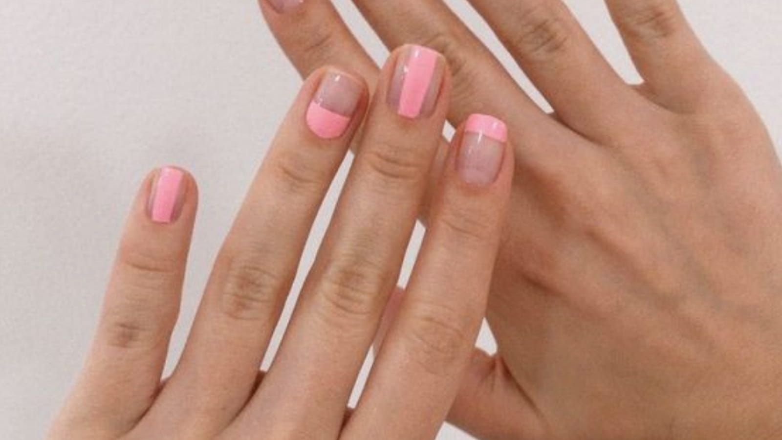 Une manucure rose géométrique