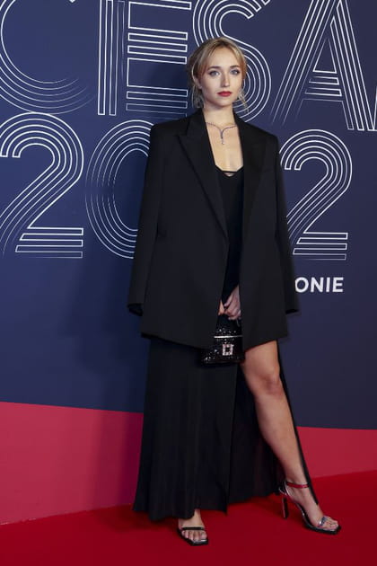 Chloé Jouannet en robe fendue et blazer ample noir