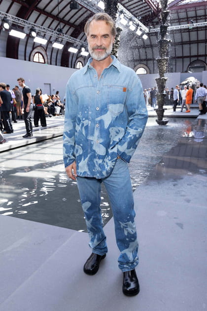 Murray Bartlett en ensemble en jean dégradé à motifs