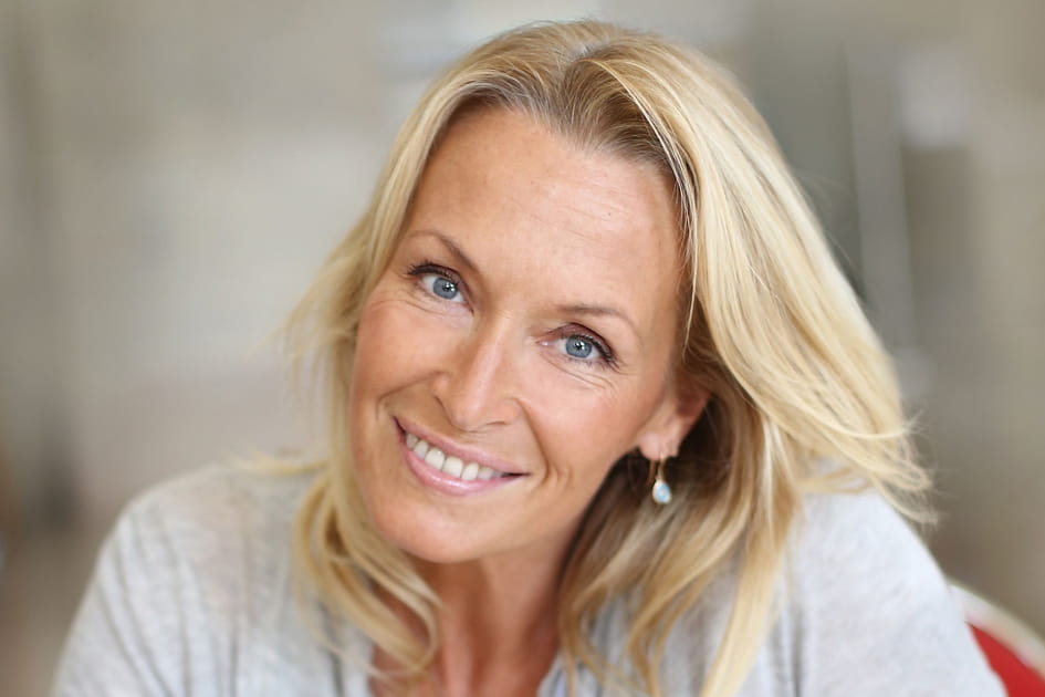 Estelle Lef&eacute;bure, sobre avec son glow naturel