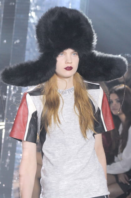 La chapka oversize du d&eacute;fil&eacute; Louis Vuitton