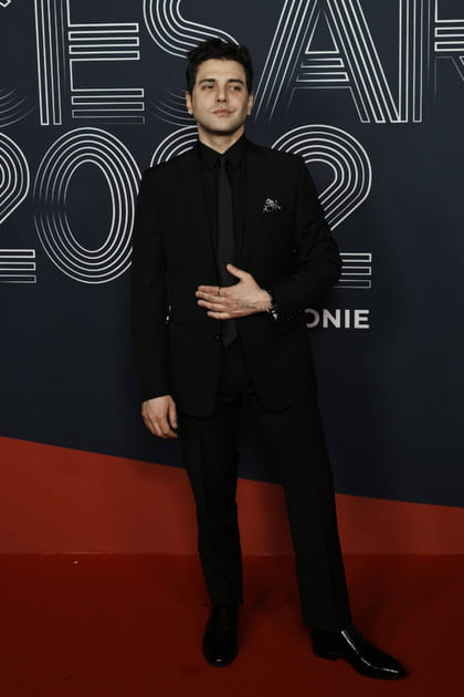 Xavier Dolan en look monochrome noir
