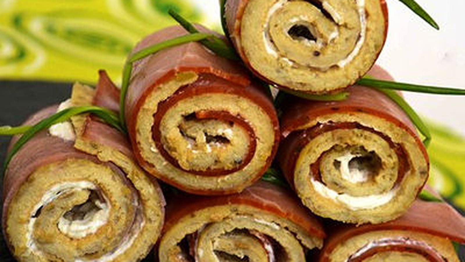 Roulés d'omelette à la tapenade, mascarpone et jambon