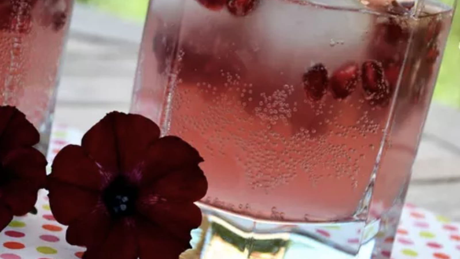 Cocktail Pink Tonic sans alcool au pamplemousse rose, cassis, citron vert et grenade
