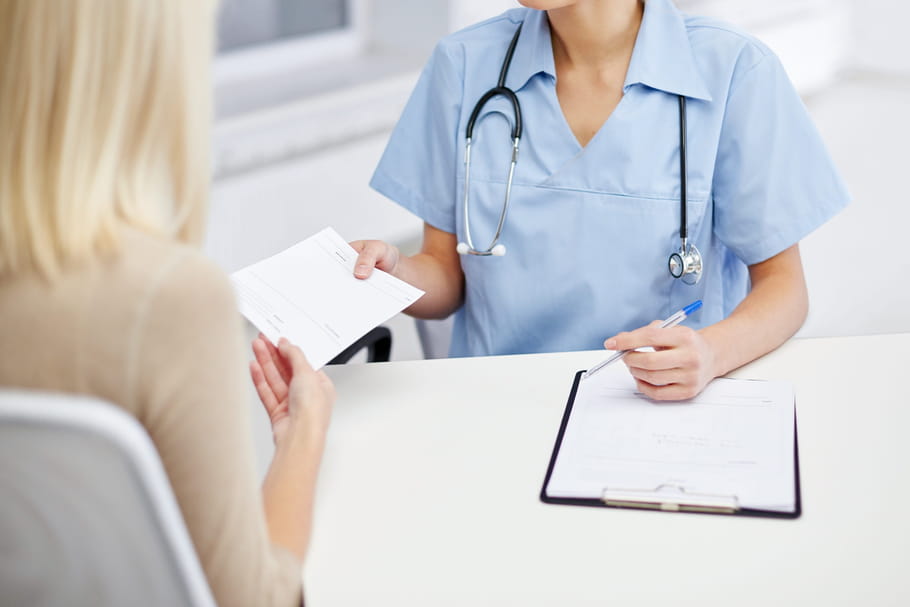 Qui est Samantha A., la fausse médecin sans diplôme qui a trompé son monde ?