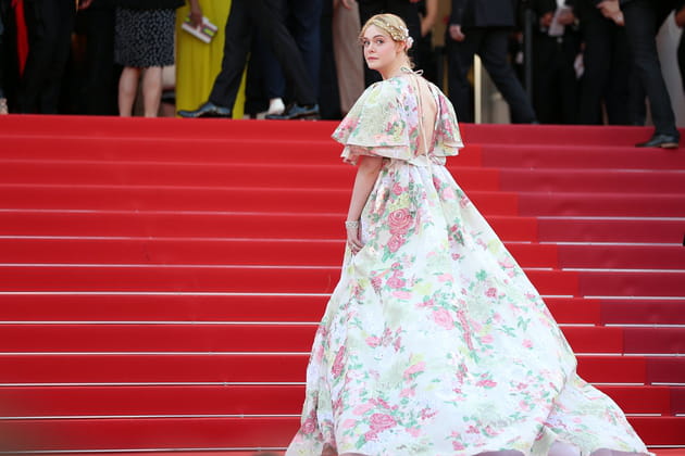 Elle Fanning regarde en arri&egrave;re