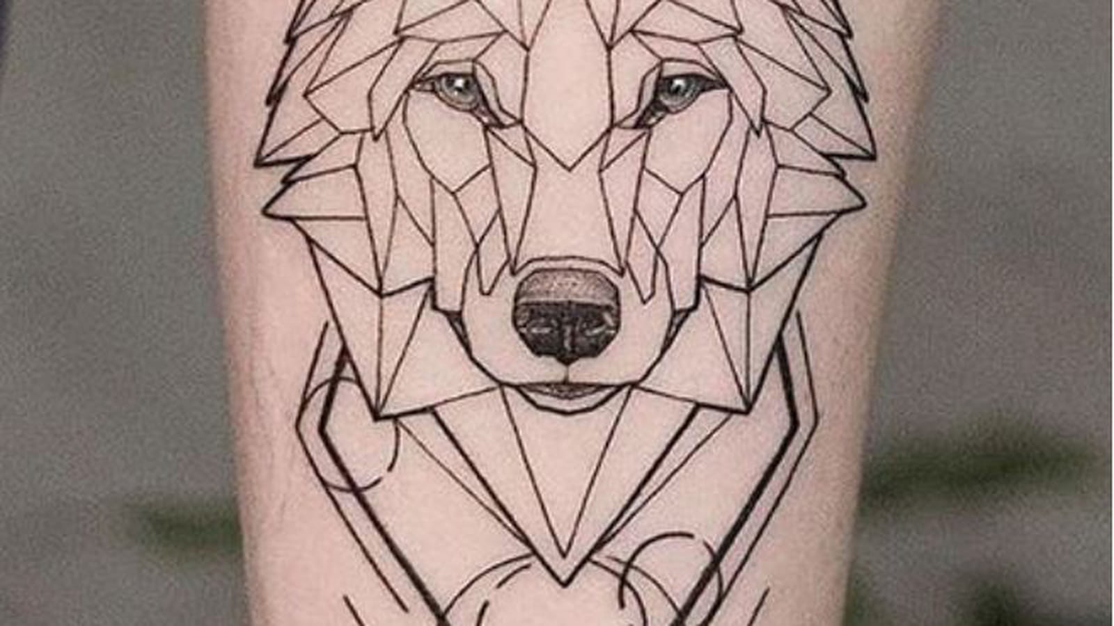 Loup géométrique sur l'avant-bras