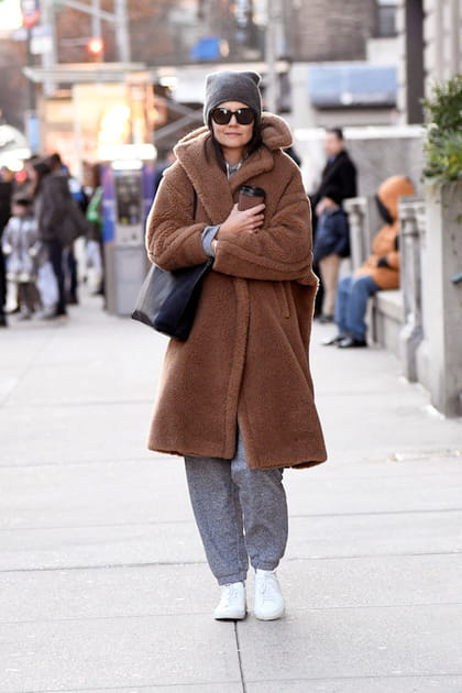 Katie Holmes en manteau chocolat et bonnet en laine