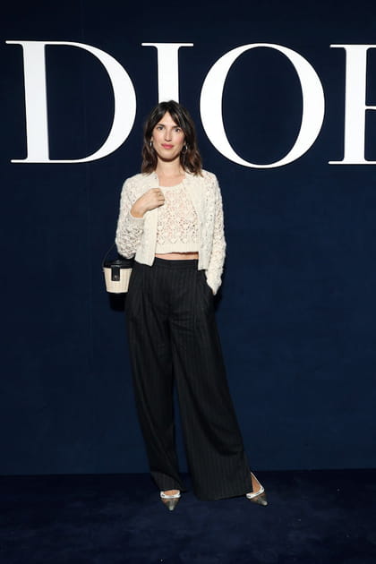 Jeanne Damas en gilet et haut en dentelle et pantalon de costume &agrave; rayures au d&eacute;fil&eacute; Dior