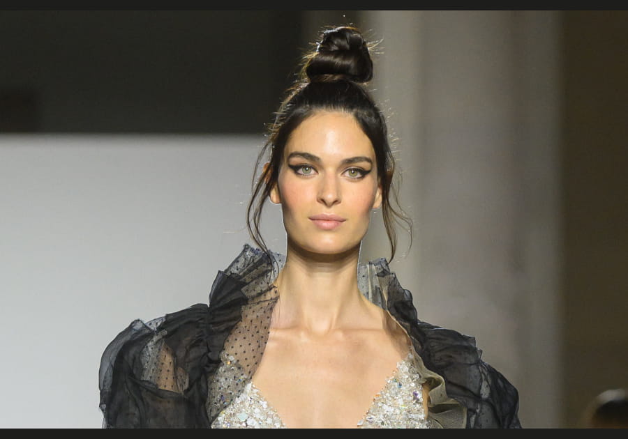 Le chignon haut de Celia Kritharioti