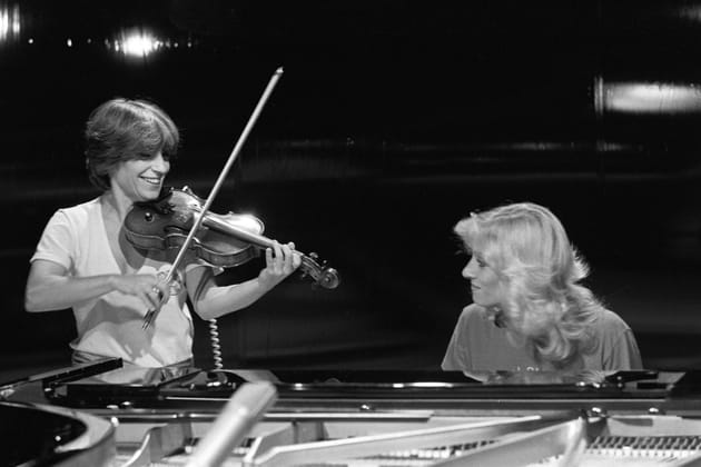 Catherine Lara et Véronique Sanson en duo dans l'émission de télévision "Numero Un" en 1974