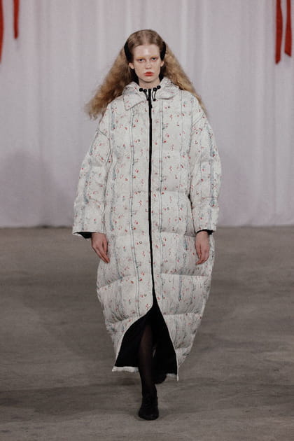 Doudoune longue &agrave; fleurs aper&ccedil;ue lors du d&eacute;fil&eacute; Meruert Tolegen