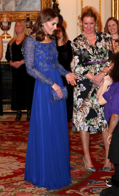 Kate Middleton en longue robe bleu pervenche Jenny Packham