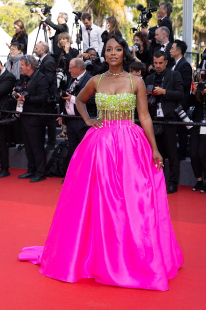 Aja Naomi King en ensemble color block Miu Miu