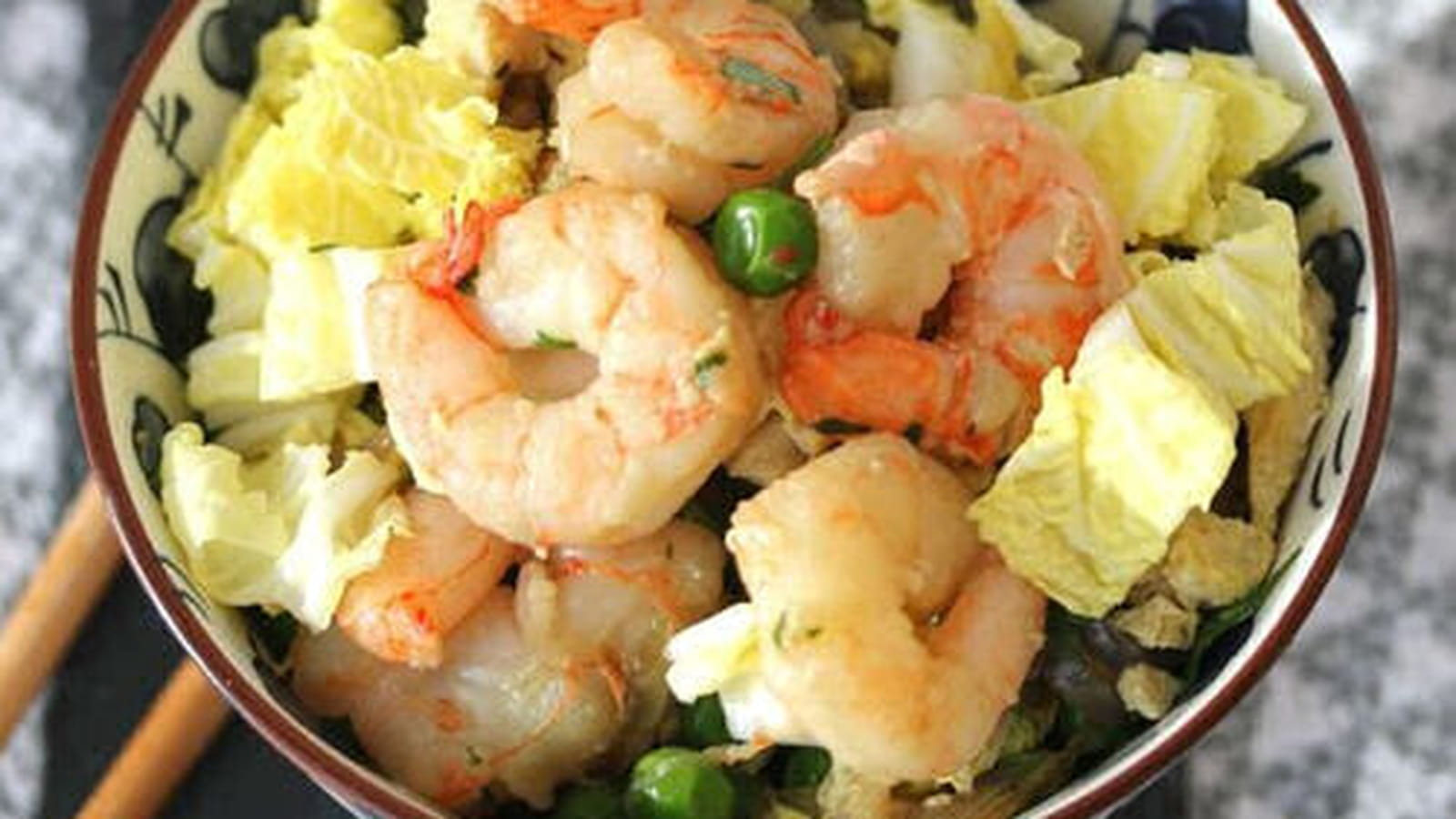 Wok de chou chinois et crevettes