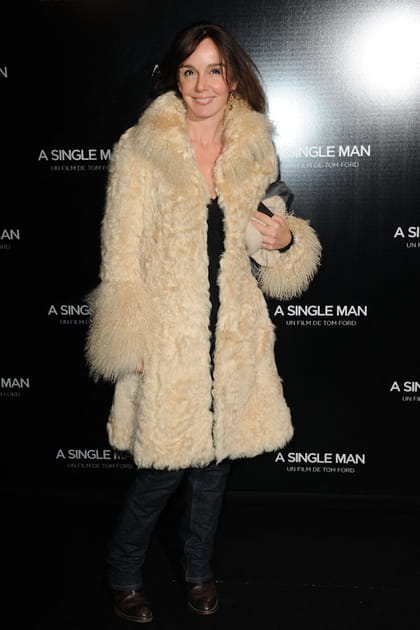 Philippine Leroy-Beaulieu en manteau en fourrure beige et pantalon noir