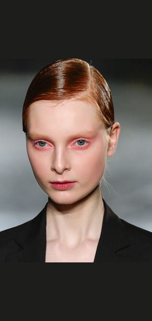 Le regard rose clair