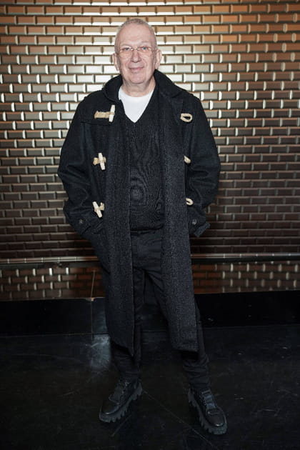 Jean Paul Gaultier en long manteau noir au défilé Jean Paul Gaultier haute couture printemps-été 2024