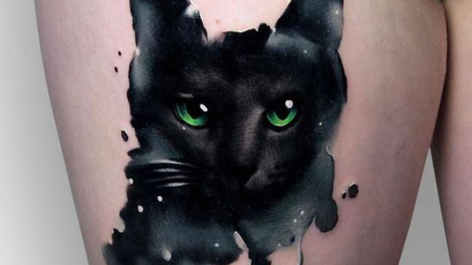 Chat noir sur la cuisse