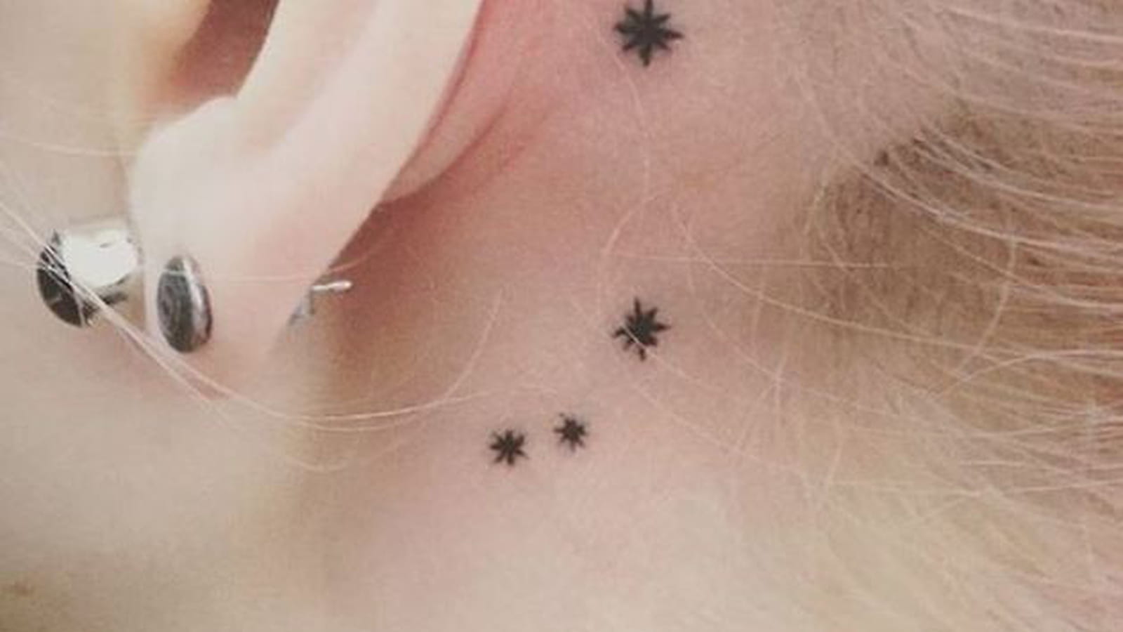 Ligne d'étoiles derrière l'oreille