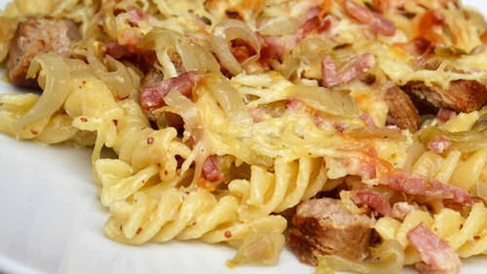 Gratin de pâtes penne aux chicons, chipolatas, lardons et moutarde à l'ancienne