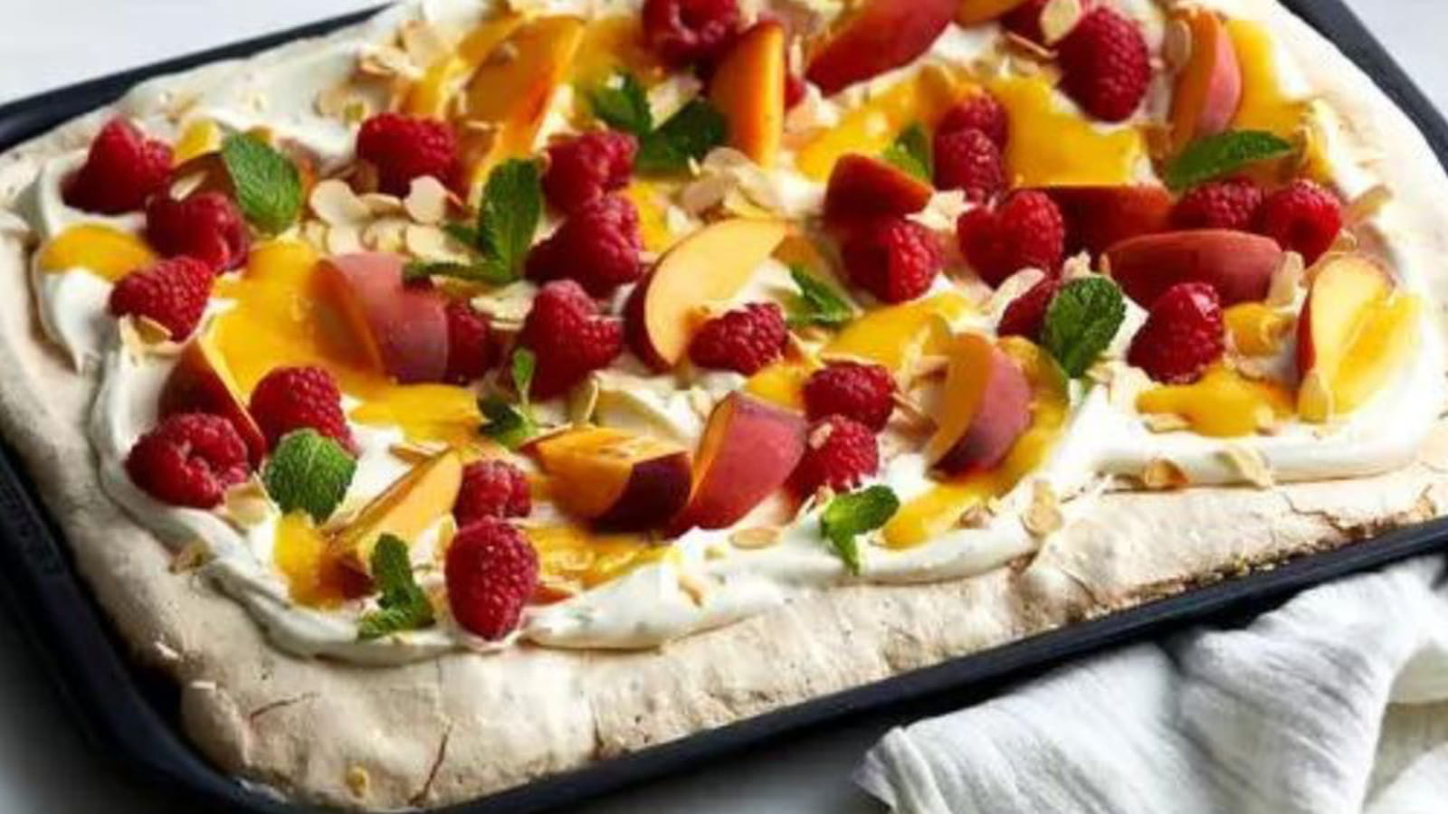 Recette de Pavlova aux pêches, framboises et amandes