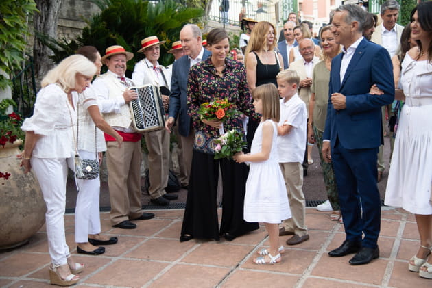 Albert et Charlene, souriants avec leurs enfants : ambiance festive au traditionnel pique-nique