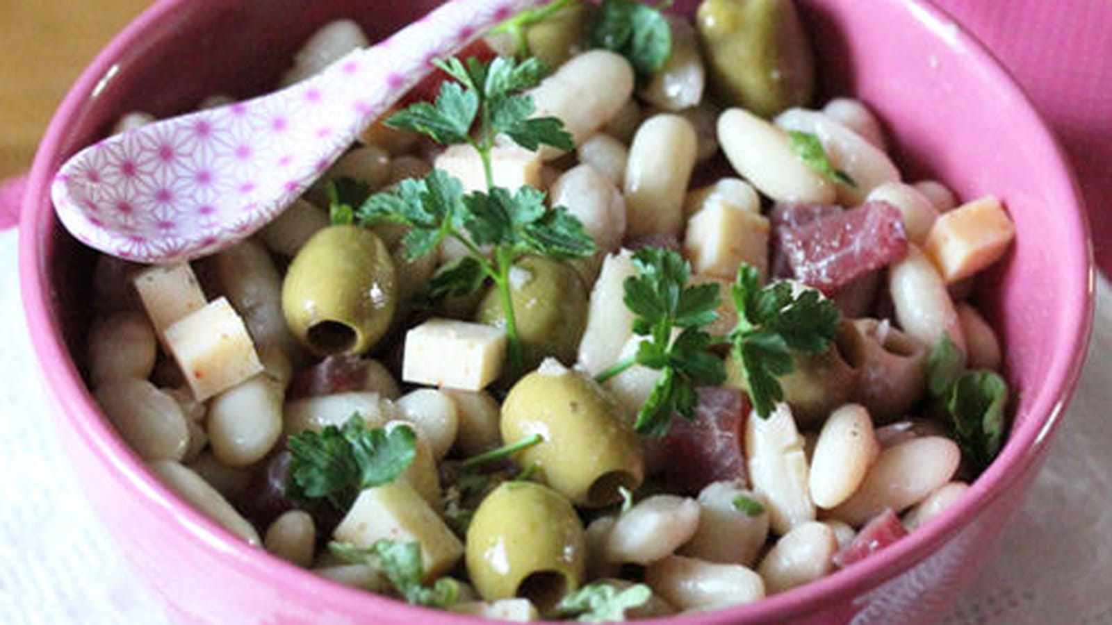 Salade de haricots blancs, jambon cru, olives vertes et fromage au piment d'Espelette