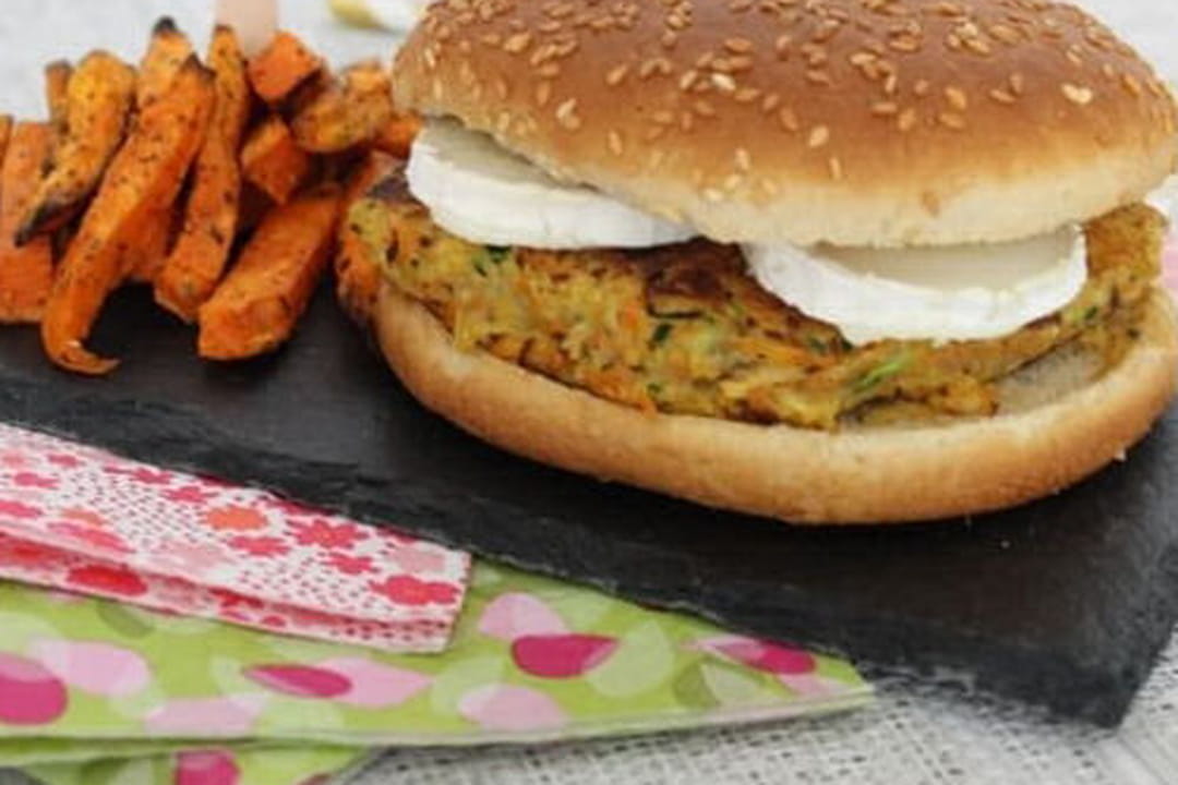 Burger galette de pomme de terre, carotte et courgette, et chèvre