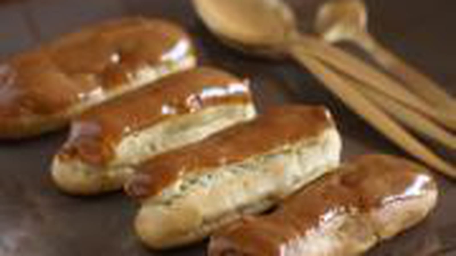 Eclair au café