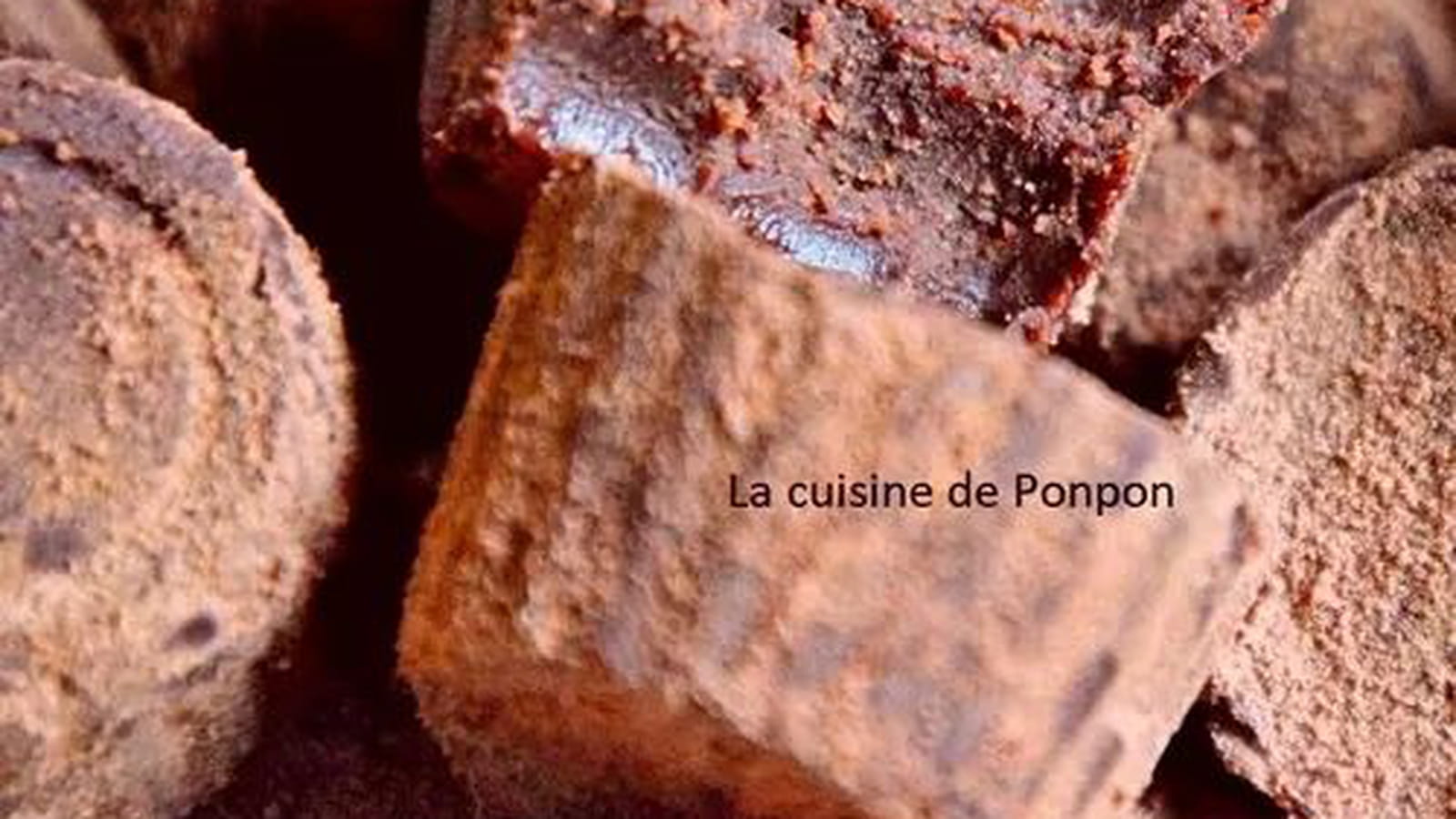 Truffe au chocolat noir, à la confiture de lait et à l'ail noir