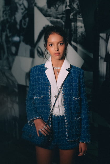 Lyna Khoudri en ensemble de tweed bleu au d&eacute;fil&eacute; Chanel printemps-&eacute;t&eacute; 2023