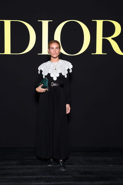 Blanca Miro en robe noire à col blanc au défilé Dior printemps-été 2024