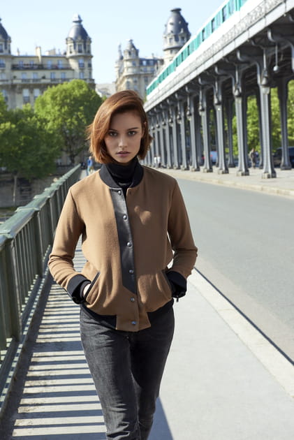 Carr&eacute; plongeant coiff&eacute; sur le c&ocirc;t&eacute;